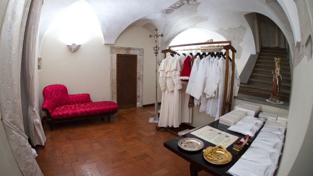 Como um novo Papa escolhe o nome? 1 fumaca-branca-habemus-papam-sala-das-lagrimas-onde-o-cardeal-se-torna-o-novo-papa-imagem-vatican-news-tvt-news