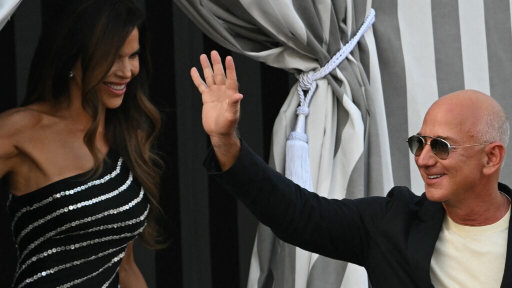 Lauren-Sanchez-e-Jeff-Bezos-deixam-Hotel-Aman-em-Veneza-apos-estadia-de-luxo-Créditos-Stefano-Rellandini-AFP-TVT-News