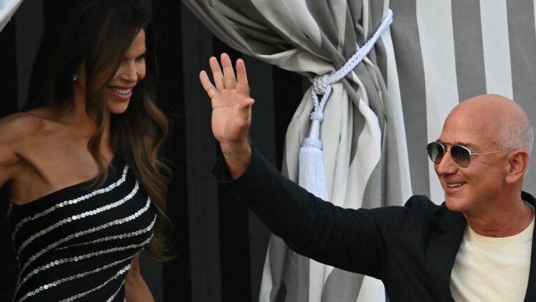 Lauren-Sanchez-e-Jeff-Bezos-deixam-Hotel-Aman-em-Veneza-apos-estadia-de-luxo-Créditos-Stefano-Rellandini-AFP-TVT-News