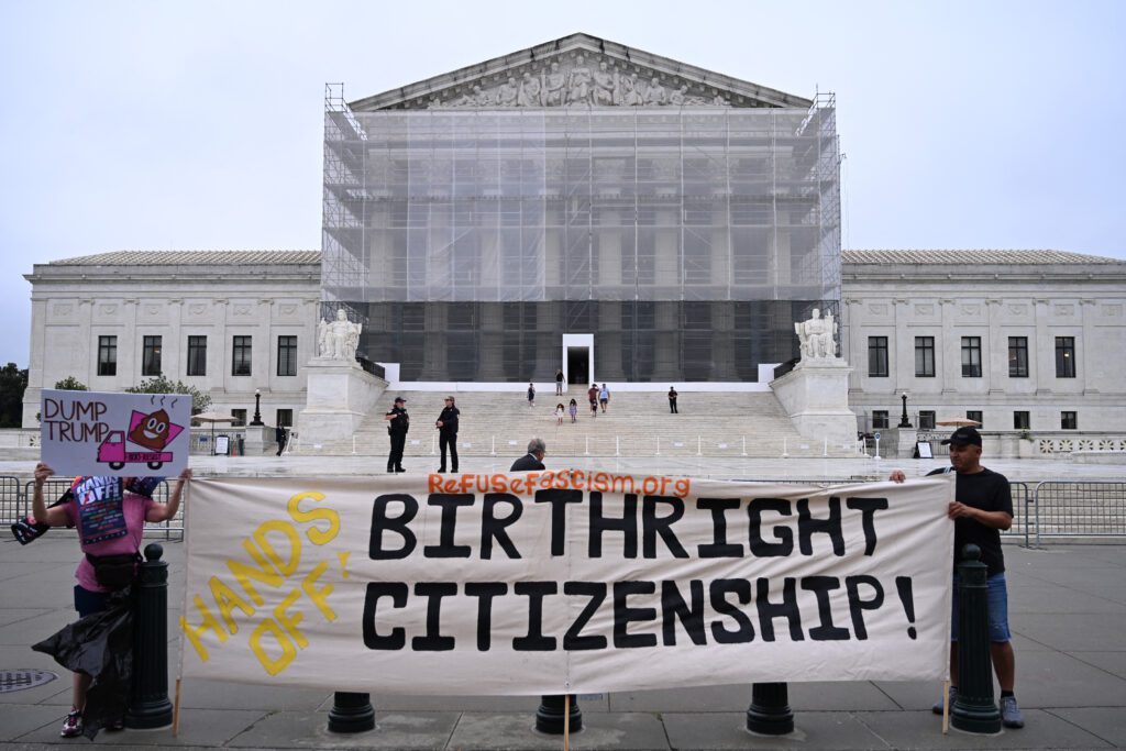 Suprema Corte dos EUA beneficia Trump e impõe retrocessos a direitos constitucionais 2 manifestantes-seguram-cartaz-contra-donald-trump-em-frente-a-suprema-corte-dos-eua-em-washington-dc-nesta-sexta-feira-foto-alex-wroblewski-afp-tvt-news
