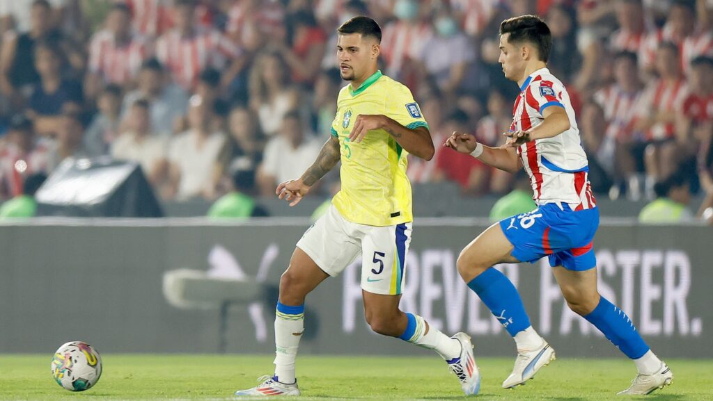 Bruno-Guimarães - em ação - durante o último jogo entre Brasil e Paraguai Foto - Rafael Ribeiro/CBF-tvt-news