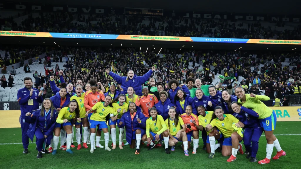 Jogadoras-e-comissão-técnica-da-Seleção-após-vencer-o-Japão-por-3-a-1-na-Neo-Química-Arena-em-São-Paulo.-Foto:-Lívia-Villas-Boas-/-CBF-Brasil
