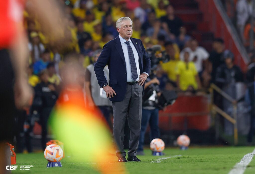 Brasil empata com o Equador na estreia de Ancelotti 1 Carlo-Ancelotti-à-beira-do-campo-contra-o-Equador-durante-seu-primeiro-jogo-pela-Seleção-BrasileiraCréditos:-Rafael-Ribeiro-/-CBF-tvt-news