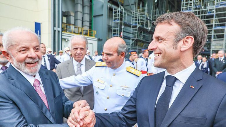 presidente-lula-e-presidente-emmanuel-macron-que-visitou-o-brasil-em-abril-do-ano-passado-foto-agencia-gov-tvt-news