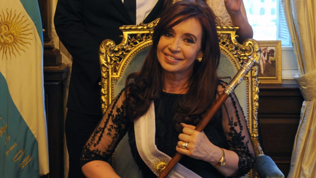 O que significa a prisão de Cristina Fernández de Kirchner 2 o-que-significa-a-prisao-de-cristina-fernandez-de-kirchner-a-condenacao-de-cristina-kirchner-tem-forte-vies-de-genero-afirma-jornalista-argentina-foto-presidencia-da-argentina-tvt-news