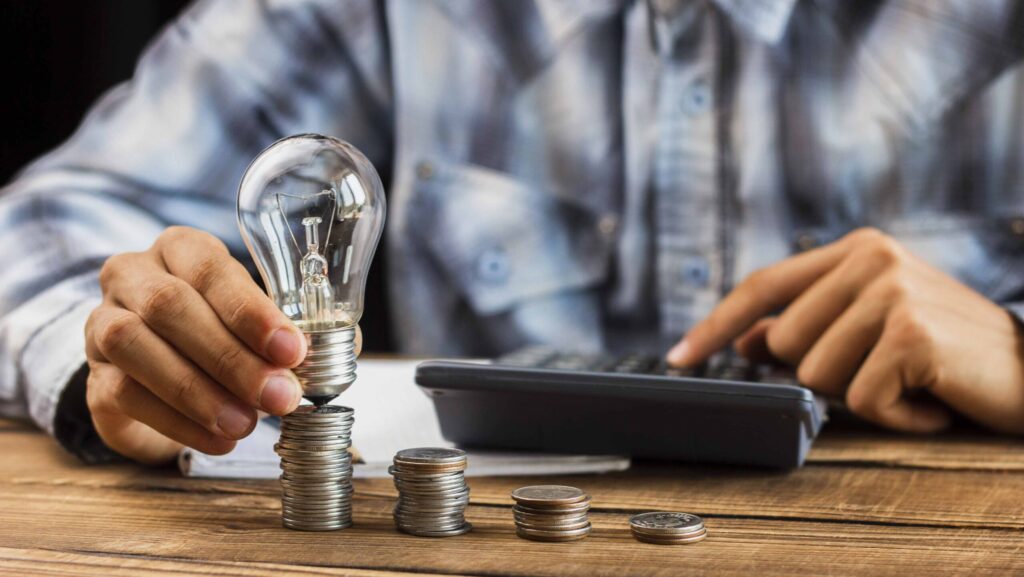 leia-dicas-de-como-economizar-na-conta-de-luz-no-inverno-uma-das-dicas-para-economizar-na-conta-de-luz-e-trocar-lampadas-incandescentes-por-modelos-led-que-consomem-ate-80-menos-energia-e-tem-maior-durabilidade-foto-freepik-tvt-news