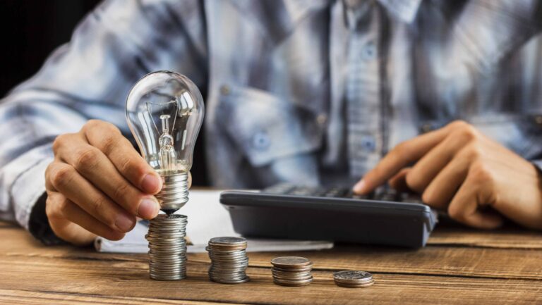 leia-dicas-de-como-economizar-na-conta-de-luz-no-inverno-uma-das-dicas-para-economizar-na-conta-de-luz-e-trocar-lampadas-incandescentes-por-modelos-led-que-consomem-ate-80-menos-energia-e-tem-maior-durabilidade-foto-freepik-tvt-news