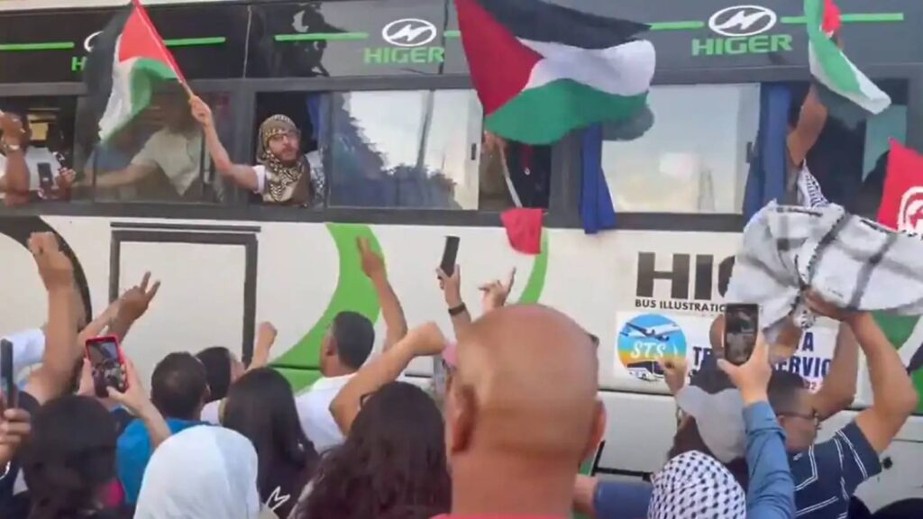 egito-e-milicias-da-libia-bloqueiam-marcha-global-a-gaza--dois-coordenadores-internacionais-foram-detidos-ilegalmente-no-final-de-semana--foto-arab-unity-reproducao-tvt-news