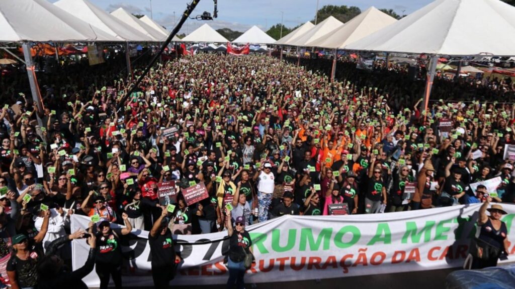 professores-da-rede-publica-do-df-mantem-greve-e-preciso-que-o-gdf-apresente-algo-mais-concreto-cobra-comissao-foto-luzo-comunicacao-sinpro-df-tvt-news