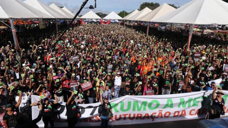 professores-da-rede-publica-do-df-mantem-greve-e-preciso-que-o-gdf-apresente-algo-mais-concreto-cobra-comissao-foto-luzo-comunicacao-sinpro-df-tvt-news