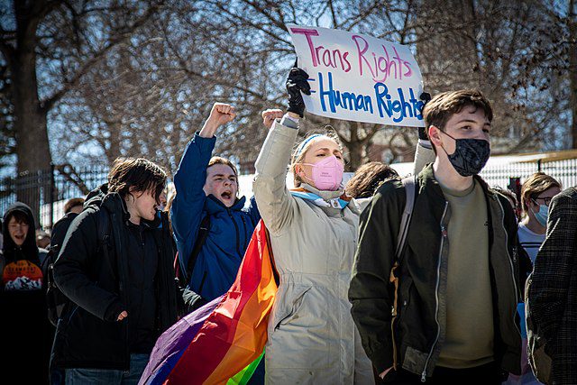 Suprema Corte dos EUA beneficia Trump e impõe retrocessos a direitos constitucionais 3 grupos-religiosos-conquistaram-atraves-da-suprema-corte-a-supressao-de-conteudos-sobre-a-comunidade-lgbtqiapn-nas-escolas-publicas-foto-wikicommons-tvt-news