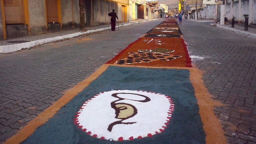 feriado-de-corpus-christi-e-dia-19-de-junho-tapete-de-corpus-christi-da-paroquia-sao-sebastiao-em-coronel-fabriciano-minas-gerais-brasil-foto-wikimedia-commons-tvt-news