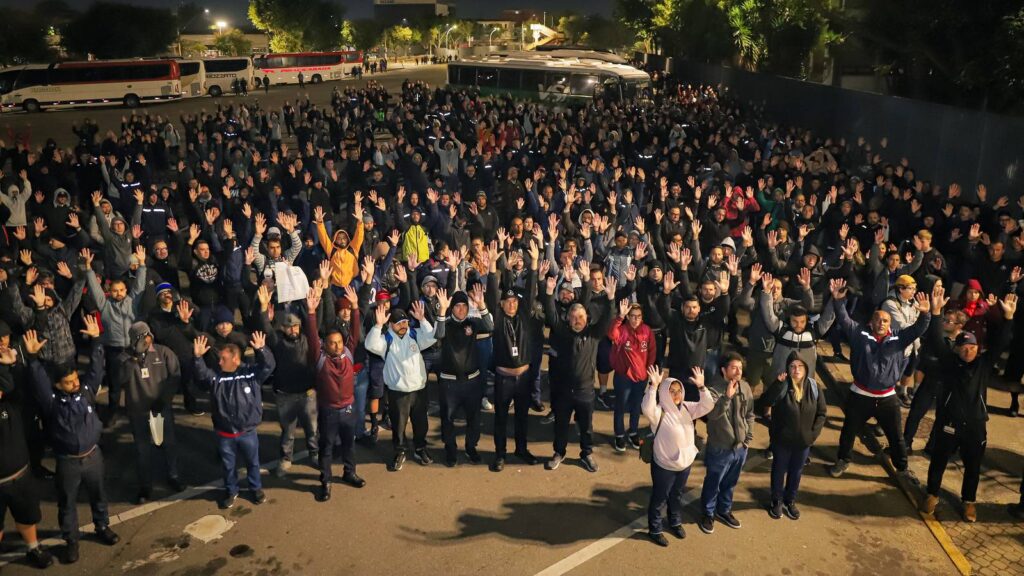 trabalhadores-na-mercedes-benz-em-sao-bernardo-conquistam-reajuste-salarial-de-7-acordo-tambem-garante-reajuste-no-vale-alimentacao-foto-adonis-guerra-smabc-tvt-news