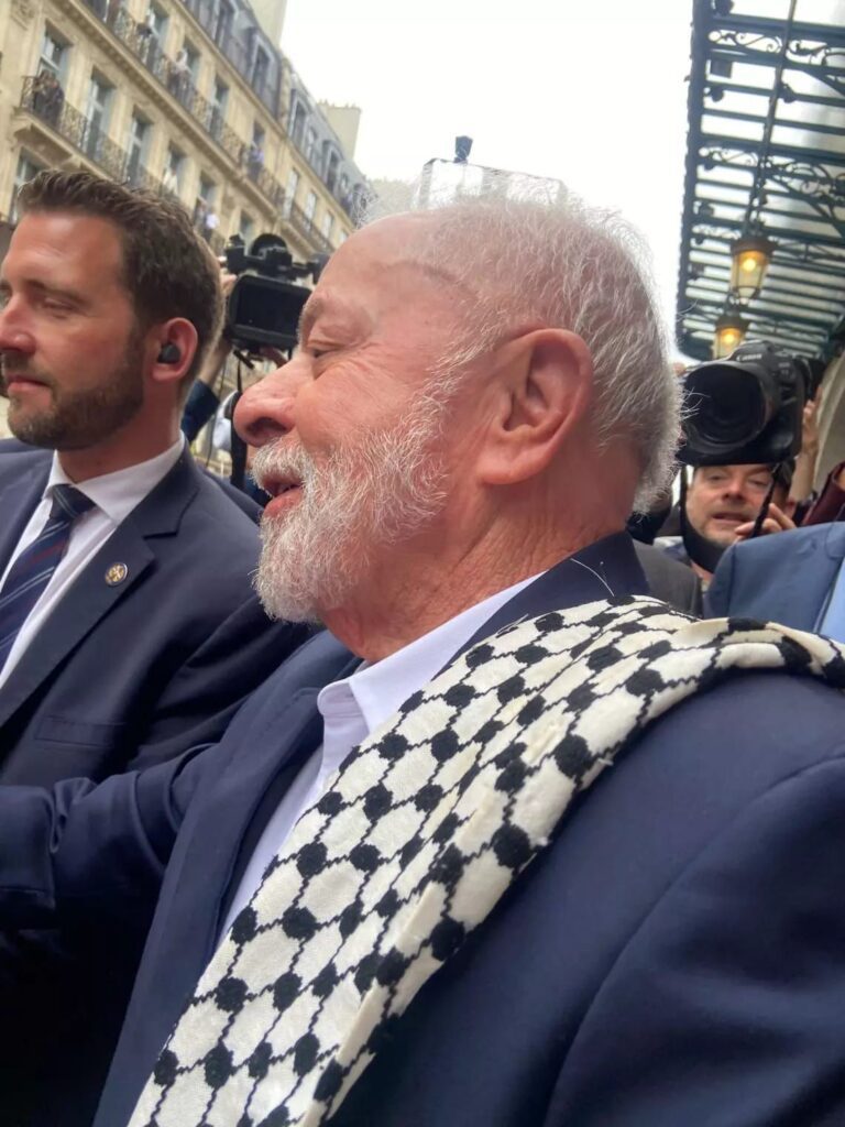 Lula chega à França para selar nova etapa de preparação para a COP 30 1 Na-Franca-Lula-veste-keffiyeh-peca-que-simboliza-luta-palestina-Foto-Redes-sociais-TVT-NEWS