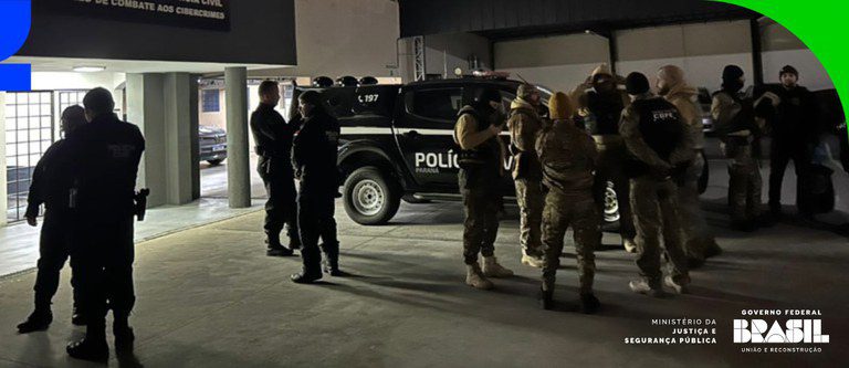 Operação "falso 9": polícia mira grupo criminoso que desviou salários de jogadores 1 operação-falso-9,-das-polícias-civis-de-rondônia-e-do-paraná-cumpriram-33-mandados-judiciais,-sendo-22-de-busca-e-apreensão-domiciliar,-nove-de-prisão-preventiva-e-dois-de-prisão-temporária.-foto:-divulgação-tvt-news