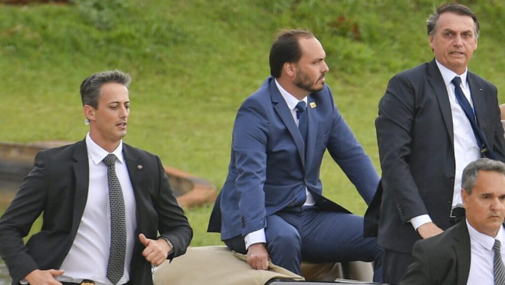 pf-indicia-bolsonaro-carluxo-e-ramagem-no-caso-da-abin-paralela-carlos-bolsonaro-ao-fundo-teria-chefiado-o-gabinete-do-odio-foto-geraldo-magela-agencia-senado-tvt-news