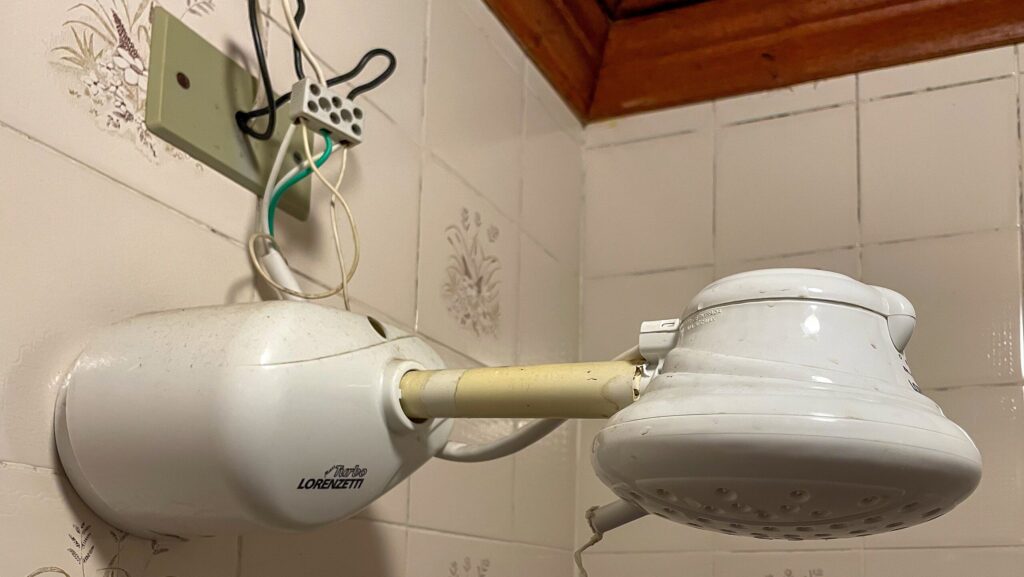 Leia dicas de como economizar na conta de luz no inverno 1 leia-dicas-de-como-economizar-na-conta-de-luz-no-inverno-uso-consciente-do-chuveiro-eletrico-e-a-principal-dica-de-economia-no-inverno-foto-wikimedia-commons-tvt-news