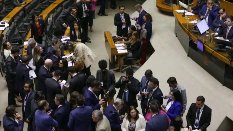 congresso-aprova-usar-emendas-para-salarios-saudeo-texto-torna-os-municipios-ainda-mais-dependentes-dos-parlamentares