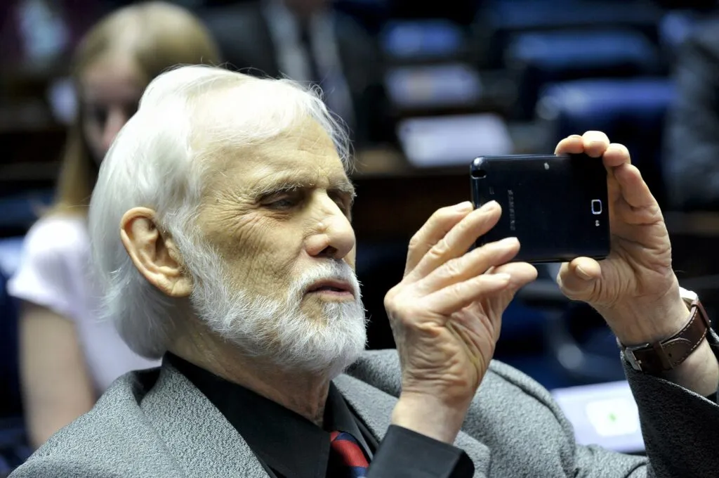 ator-francisco-cuoco-morre-aos-91-anos-cuoco-tinha-mais-de-60-anos-de-carreira-em-atuacoes-para-televisao-teatro-e-cinema-imagem-foto-geraldo-magela-agencia-senado-tvt-news
