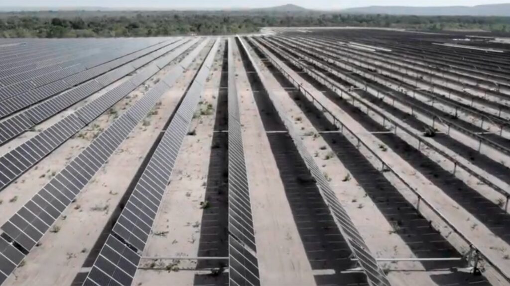 Dia do Meio Ambiente: “Brasil vai ser o grande celeiro de energia solar”, afirma Alckmin 1 dia-do-meio-ambiente-brasil-vai-ser-o-grande-celeiro-de-energia-solar-afirma-alckmin-parque-de-energia-solar-vai-ampliar-a-geracao-de-energia-limpa-e-renovavel-no-pais-ele-esta-instalado-em-uma-area-de-822-hectares-e-a-30-quilometros-da-area-urbana-de-arinos-foto-newave-energia-tvt-news