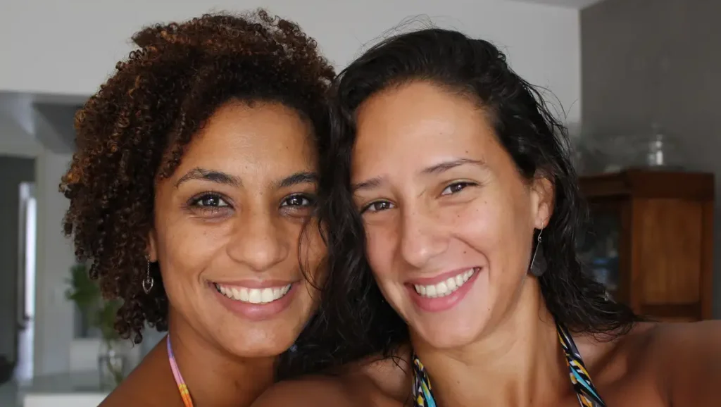 Dia dos Namorados: conheça os casais das lutas populares 6 dia-dos-namorados-conheca-os-casais-das-lutas-populares-marielle-franco-e-monica-benicio-companheiras-na-luta-por-direitos-humanos-no-brasil-foto-acervo-pessoal-tvt-news