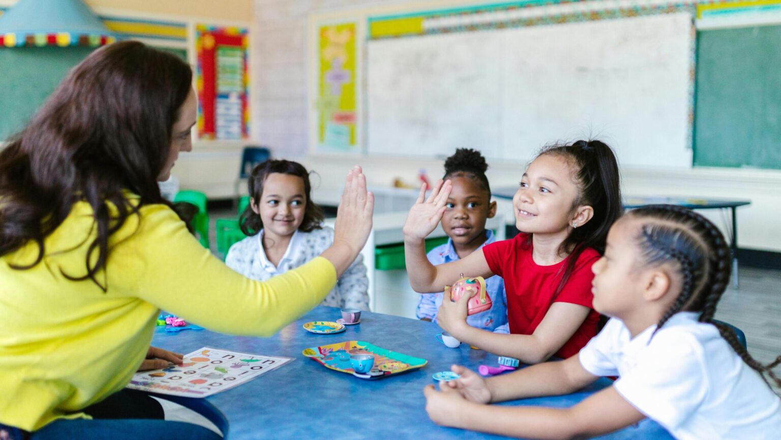 clausula-63-pagamento-de-atividades-adaptadas-dos-professores-esta-em-risco-pagamento-por-atividades-adaptadas-e-substitutivas-e-previsto-na-convencao-coletiva-de-professoras-e-professores-imagem-rdne-stock-project-pexels-tvt-news