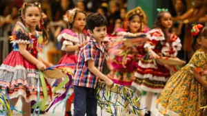 TVTNews 25 24-de-junho-e-dia-de-sao-joao-sinonimo-de-festa-junina-quadrilha-infantil-se-apresenta-na-festa-do-dia-de-sao-joao-no-parque-do-povo-em-campina-grande-foto-tomaz-silva-agencia-brasil-tvt-news