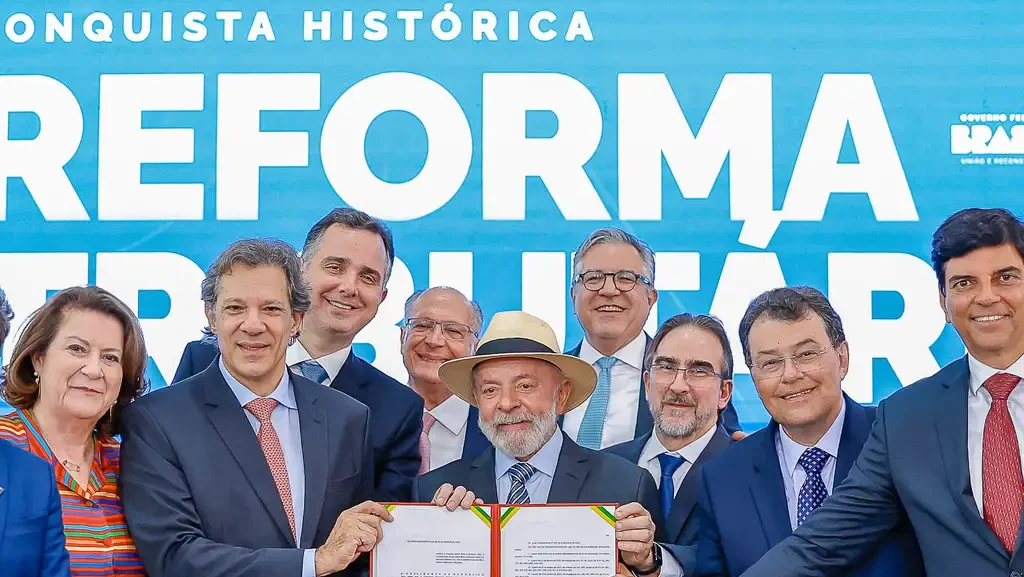 reforma-tributaria-quem-deve-pagar-mais-presidente-lula-durante-cerimonia-de-sancao-do-projeto-de-lei-complementar-n-68-2024-de-regulamentacao-da-reforma-tributaria-no-palacio-do-planalto-foto-ricardo-stuckert-pr-tvt-news