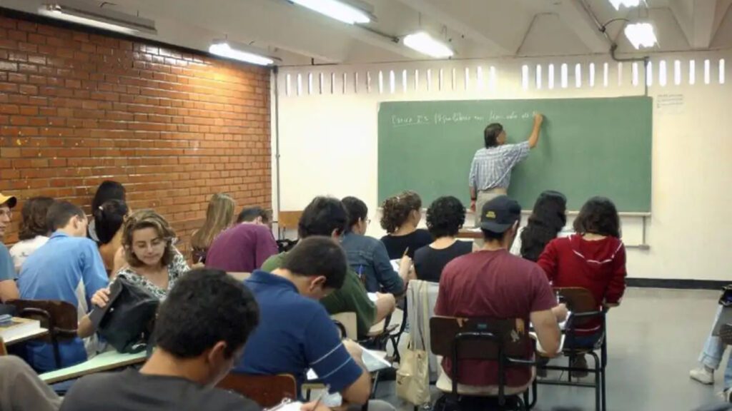 ibge-aumento-brasileiros-formacao-basica-completa-ibge-aumento-brasileiros-formacao-basica-completa-entre-a-populacao-de-25-anos-ou-mais-de-idade-o-numero-de-formandos-no-ensino-superior-tambem-aumentou-foto-arquivo-agencia-brasil-tvt-news