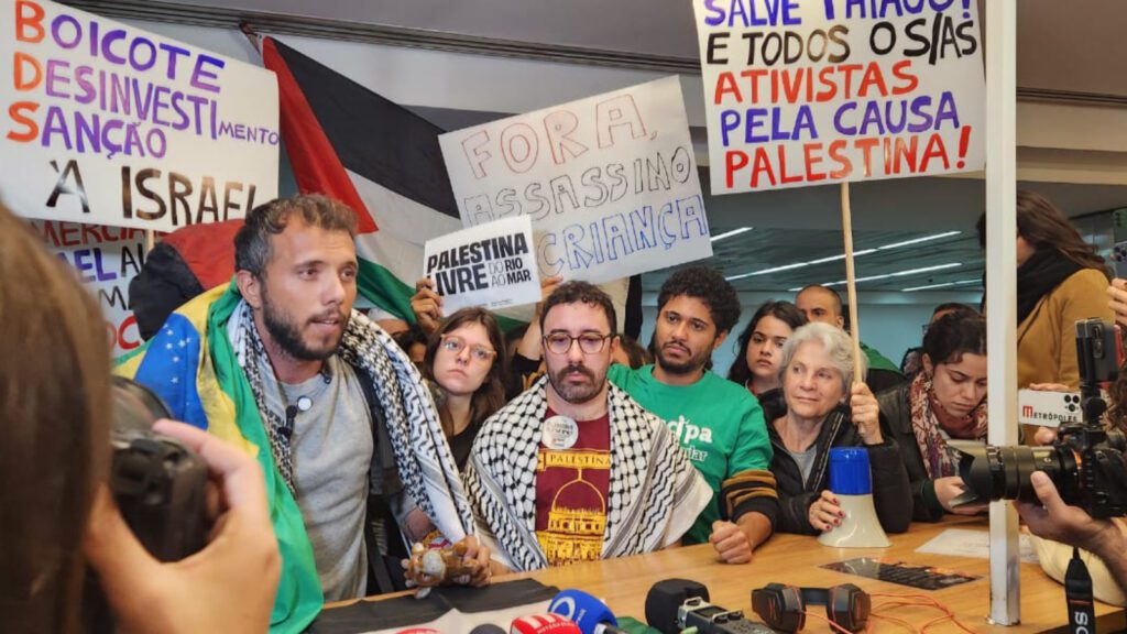thiago-avila-desembarca-brasil-apos-preso-em-israel-thiago-avila-chegou-ao-aeroporto-de-guarulho-por-volta-das-5h50-foto-girrana-rodrigues-tvt-news