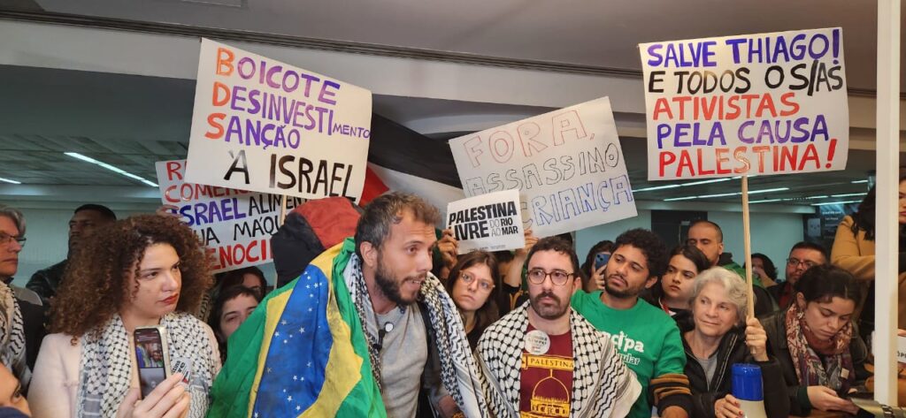 Thiago Ávila desembarca no Brasil após ficar preso em Israel 1 cupula-brasil-caribe-reforca-integracao-regional-o-ativista-thiago-avila-durante-a-sua-chegada-no-aeroporto-de-guarulhos-apos-ser-preso-e-deportado-pelo-exercito-israelense-ao-tentar-desembarcar-em-gaza-foto-girrana-rodrigues-tvt-news