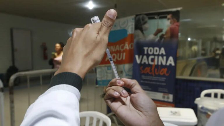 gripe-sp-inicia-vacinacao-em-estacoes-nesta-segunda-a-vacina-esta-disponivel-para-toda-a-populacao-acima-de-6-meses-de-idade-foto-paulo-pinto-agencia-brasil-arquivo-tvt-news