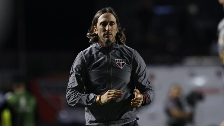 Zubeldía - assumiu - o - cargo - em - abril - do - ano - passado. - Foto: - Rubens - Chiri - / - São - Paulo - FC-tvt-news
