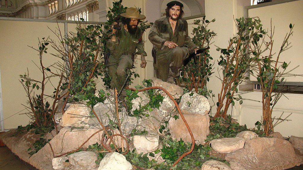 20-de-julho-e-o-dia-do-amigo-che-guevara-e-camilo-cienfuegos-foram-destacados-guerrilheiros-na-revolucao-cubana-imagem-estatuas-de-cera-de-che-e-camlo-no-museu-da-revolucao-em-cuba-via-wikimedia-commons-tvt-news