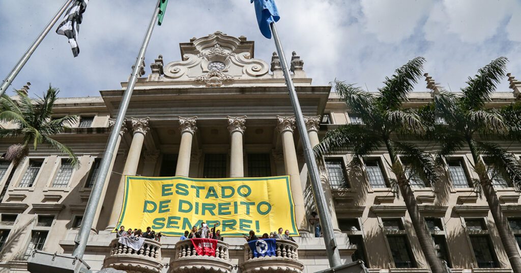 faculdade-de-direito-da-usp-faz-ato-em-defesa-da-soberania-nacional-nas-arcadas-do-predio-da-faculdade-de-direito-da-universidade-de-sao-paulo-manifestos-em-defesa-da-democracia-e-justica-de-2022-foto-cecilia-bastos-usp-imagens-tvt-news