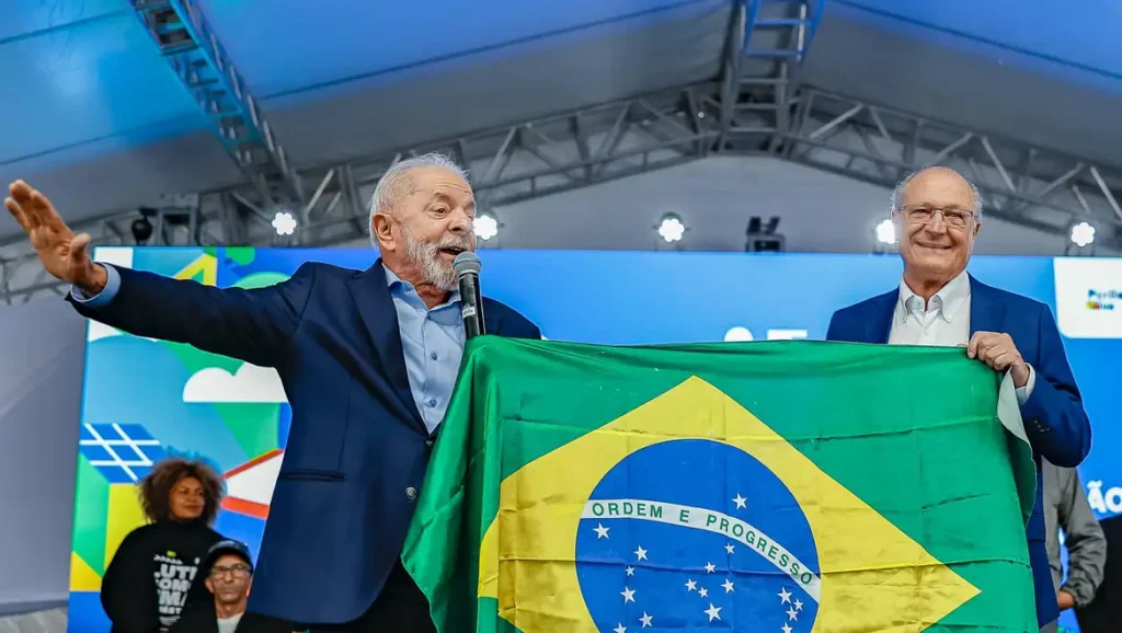 eduardo-bolsonaro-e-pior-que-silverio-dos-reis-diz-lula-patriotas-estao-agarrados-nas-botas-do-presidente-dos-eua-acusou-lula-foto-reproducao-tvt-news