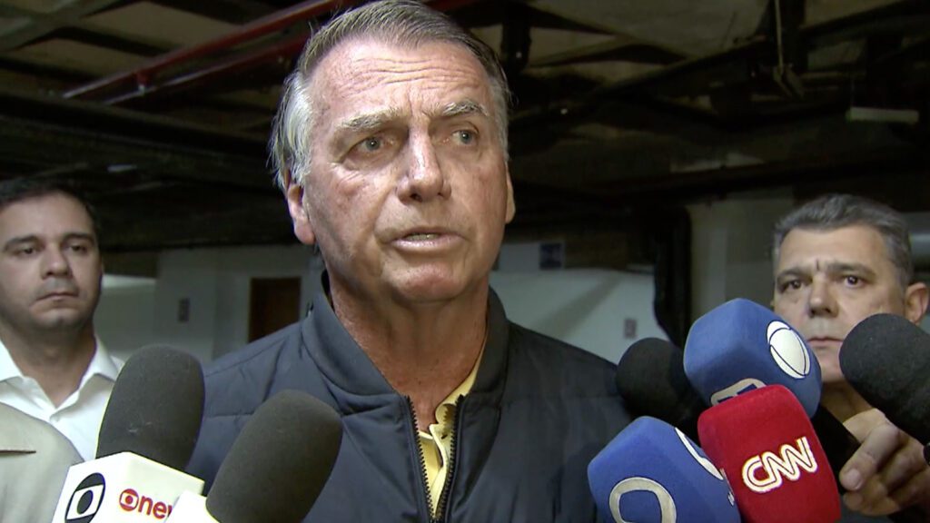 bolsonaro-da-entrevista-apos-sair-pf-reproducao-tv-brasil-tvt-news