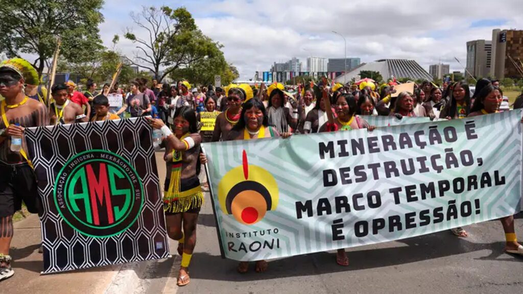 Assassinatos de indígenas crescem em 2024 e chegam a 211, indica Cimi 1 indigenas-varias-etnias-participam-marcha-durante-acampamento-terra-livre-brasilia-fabio-rodrigues-pozzebom-agencia-brasil-tvt-news