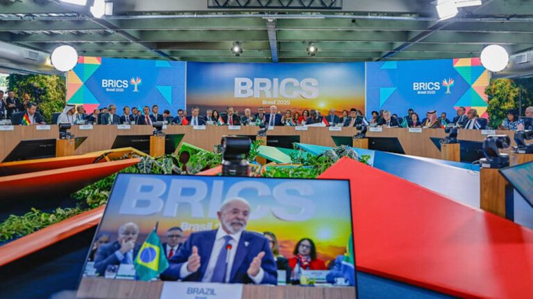 sancao-de-trump-contra-brasil-e-chantagem-politica-e-mira-o-brics-isso-foi-uma-reacao-muito-espontanea-e-bruta-a-cupula-dos-brics-afirma-economista-foto-ricardo-stuckert-pr-tvt-news