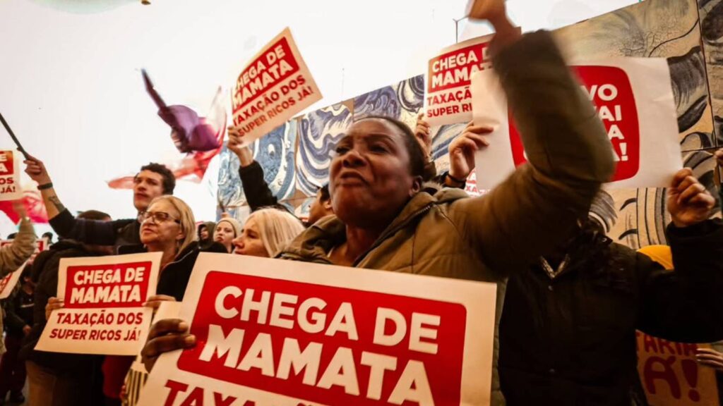 manifestantes-ocupam-sede-do-itau-por-taxacao-dos-super-ricos-segundo-o-mtst-compareceram-ao-ato-centenas-de-manifestantes-foto-divulgacao-tvt-news