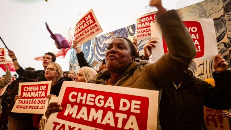 manifestantes-ocupam-sede-do-itau-por-taxacao-dos-super-ricos-segundo-o-mtst-compareceram-ao-ato-centenas-de-manifestantes-foto-divulgacao-tvt-news