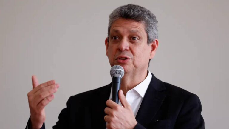 governo-defende-justica-tributaria-e-nao-alta-de-imposto-diz-ministro-queremos-que-eles-paguem-igual-ao-que-nos-pagamos-frisou-macedo-foto-tania-rego-agenciabrasil-tvt-news