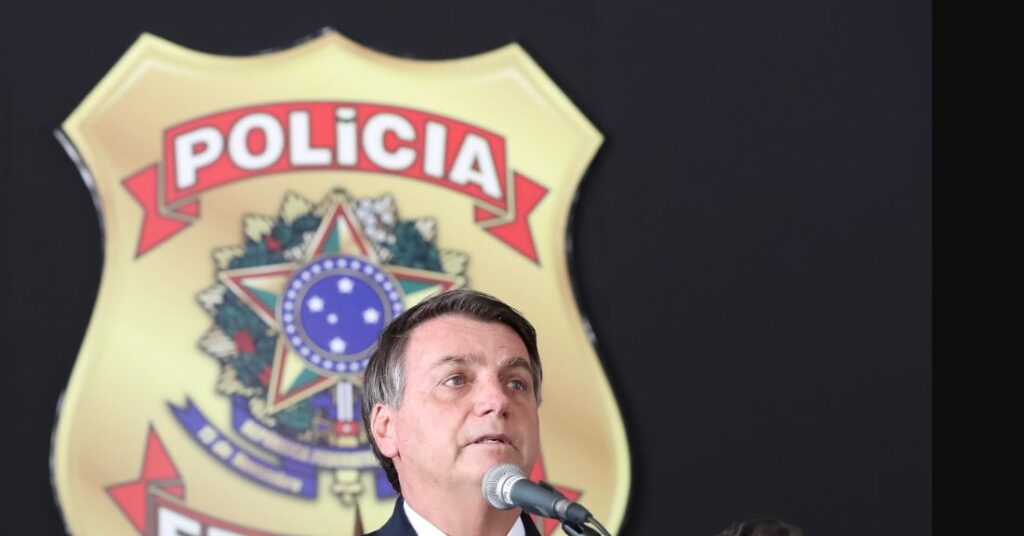 pf-coloca-tornozeleira-eletronica-em-bolsonaro-pf-cumpriu-mandado-na-casa-de-bolsonaro-para-colocar-tornozeleira-eletronica-foto-marcos-correa-2020-tvt-news-tarifa-tarifas-trump-eua