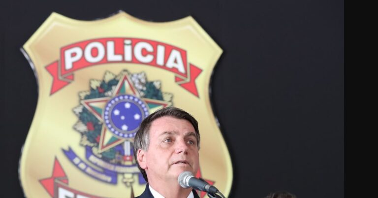 pf-coloca-tornozeleira-eletronica-em-bolsonaro-pf-cumpriu-mandado-na-casa-de-bolsonaro-para-colocar-tornozeleira-eletronica-foto-marcos-correa-2020-tvt-news-tarifa-tarifas-trump-eua