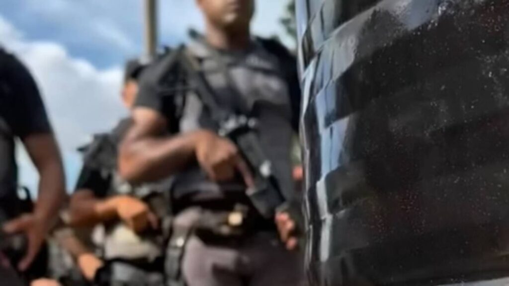 pm-executa-morador-de-rua-com-3-tiros-de-fuzil-em-sp-os-dois-policiais-que-executaram-homem-rendido-e-desarmado-estao-presos-foto-divulgacao-4-bpm-i-tvt-news