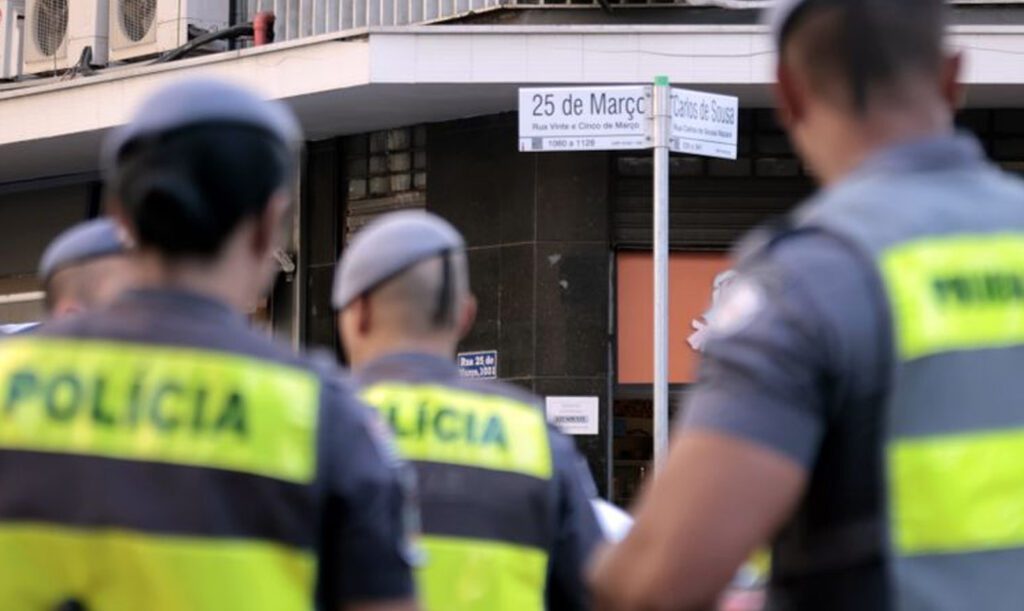 Pirataria é fiscalizada e combatida, dizem lojistas da 25 de Março 1 pirataria-policiais-25-de-marco-paulo-pinto-agencia-brasil-tvt-news