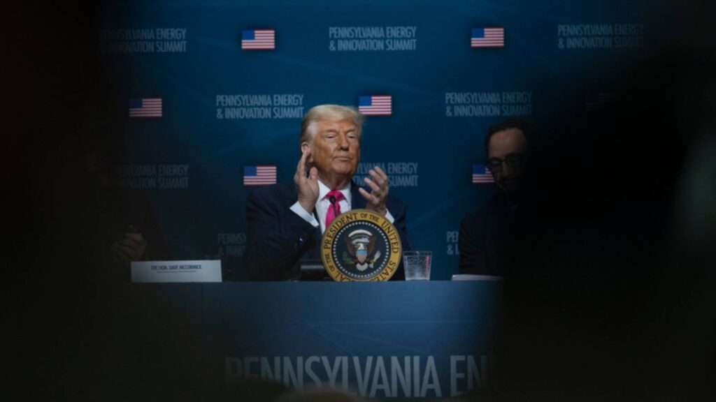 desafios-e-oportunidades-frentes-a-taxacao-de-trump-ofensiva-de-trump-e-da-extrema-direita-visa-constranger-autonomia-do-brasil-foto-molly-riley-casa-branca-tvt-news