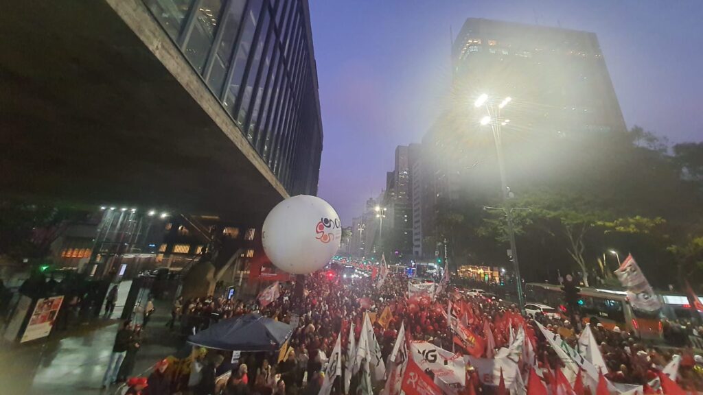 Com tarifaço de Trump, ato na Paulista ganha nova bandeira 1 com-tarifaco-de-trump-ato-na-paulista-ganha-nova-bandeira-manifestantes-se-reunem-no-masp-defesa-da-soberania-entra-na-pata-com-ataques-dos-eua-foto-emily-gondim-tvt-news