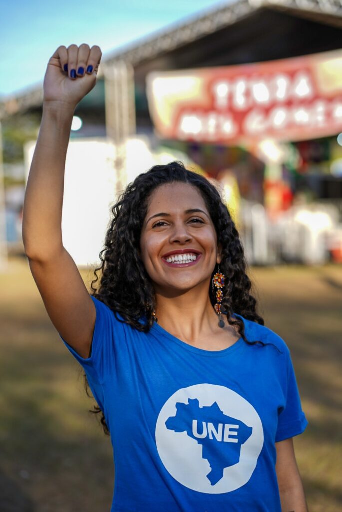 Bianca Borges é eleita presidenta da UNE: soberania e educação 1 bianca-borges-e-eleita-presidenta-da-une-soberania-e-educacao-bianca-borges-a-nova-presidenta-da-une-representou-a-chapa-unidade-e-coragem-em-defesa-do-brasil-a-jovem-paulista-obteve-82-6-dos-votos-dos-delegados-foto-une-tvt-news