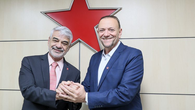 edinho-silva-e-eleito-presidente-do-pt-ate-2029-com-apoio-de-lula-humberto-costa-cumprimenta-edinho-silva-novo-presidente-do-pt-foto-roberto-stuckert-filho-tvt-news